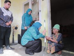Lansia di Aceh Besar Terima Alat Bantu Jalan