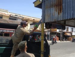 Satpol PP dan WH Aceh Besar Tertibkan Pasar dan Bangunan Liar di Keutapang
