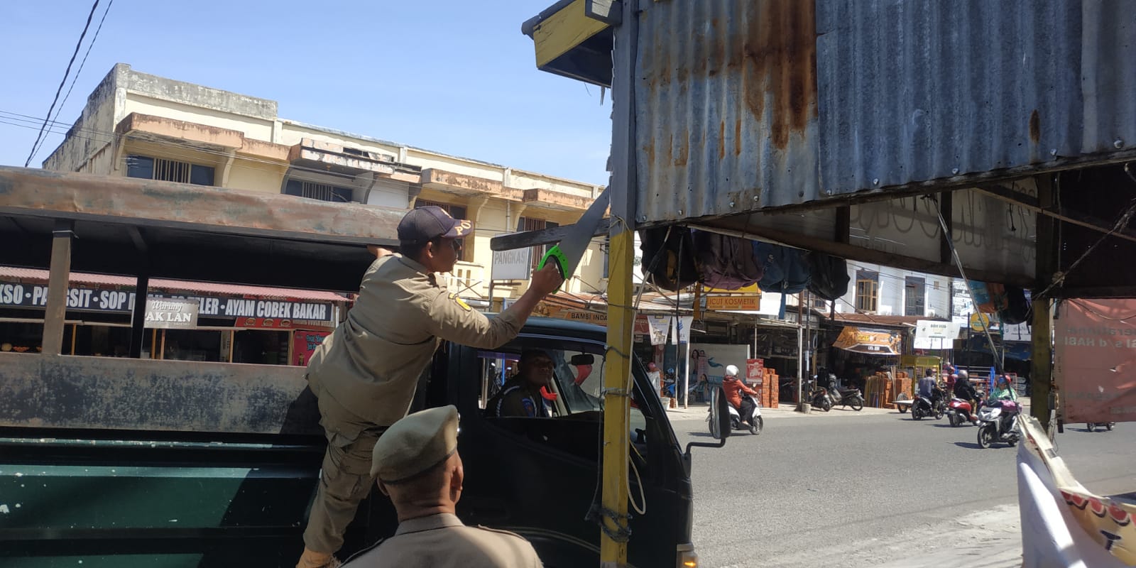 Satpol PP dan WH Aceh Besar Tertibkan Pasar dan Bangunan Liar di Keutapang