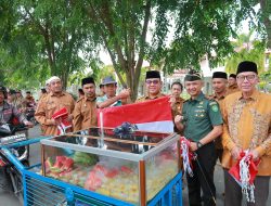 Sambut 17 Agustus, Pj Bupati dan Forkopimda Aceh Barat Bagikan Bendera Merah Putih