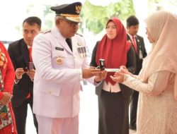 Pemerintah Aceh Serahkan Cenderamata Kepada Keluarga Pahlawan dan Veteran