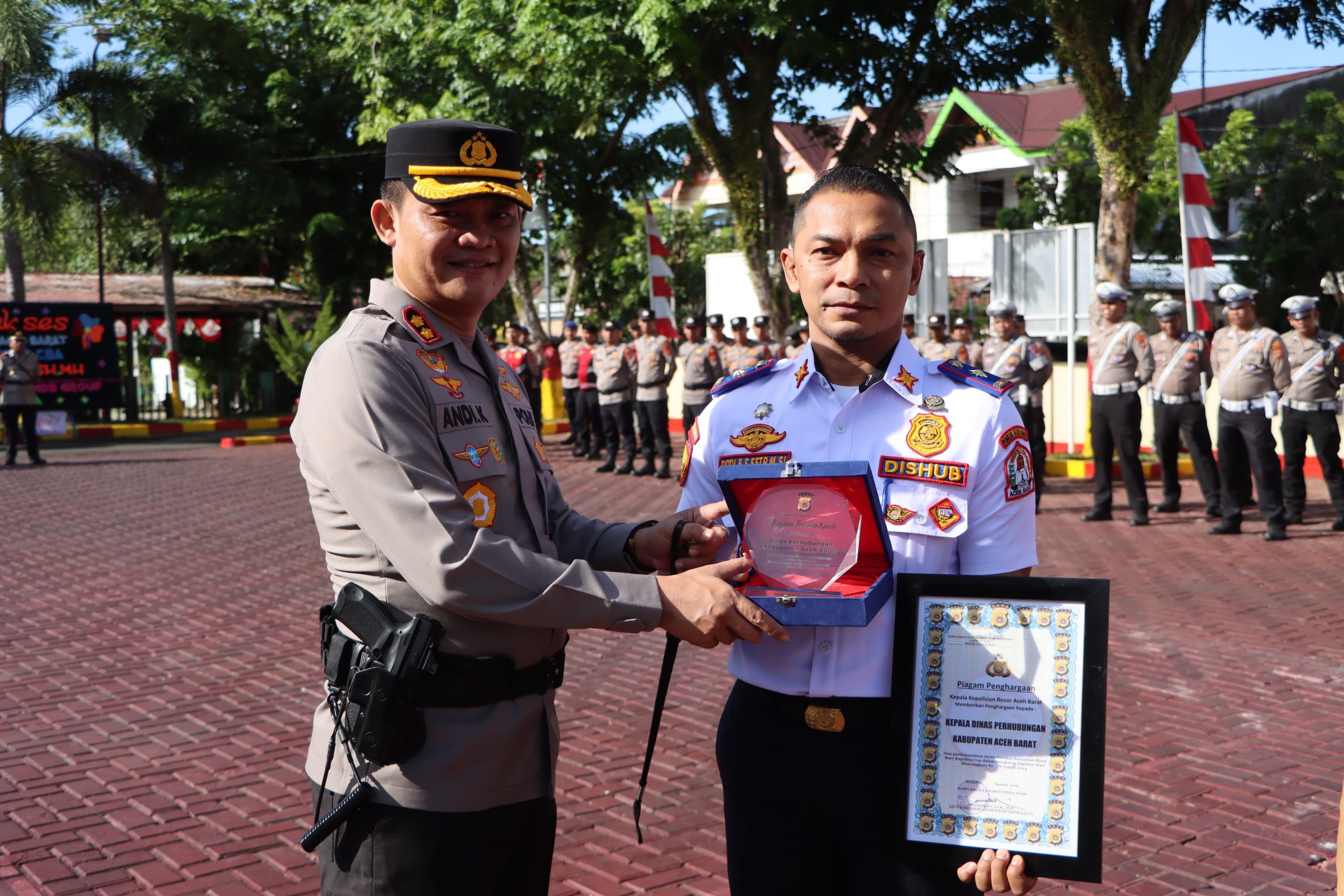 Dua SKPK Aceh Barat Terima Penghargaan di Hari Bhayangkara ke-78