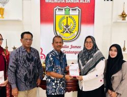 Direktur The Aceh Institute Serahkan Laporan Implementasi KTR ke Pemko Banda Aceh