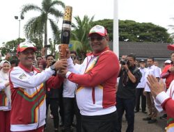 Finish, Pj Gubernur Safrizal Terima Obor Api PON dari Pj Wali Kota Banda Aceh