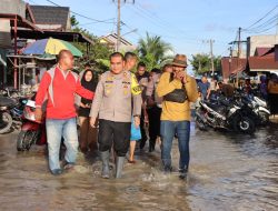 Kapolres Aceh Tamiang Berikan Bantuan Bagi Korban Banjir di Seruway