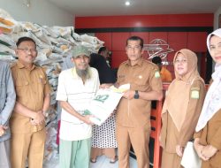 4.113 KPM Kecamatan Seulimuem Kembali Terima Bantuan Cadangan Beras Pemerintah