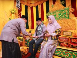 Tiba di Aceh Barat, Pj Bupati Azwardi AP di Peusijuek di Pendopo
