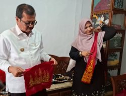 Pj Bupati Aceh Barat dan Pj Ketua Dekranasda Kunjungi Usaha Rumah Tangga di Gampong Kuala Bubon