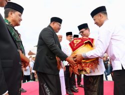 Hadiri Maulid, Pj Bupati Aceh Barat Azwardi Serahkan Hidang Raja kepada Gubernur Aceh