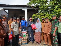 Serahkan Bantuan Masa Panik, Pj Bupati Ingatkan Warga Aceh Barat Terus Waspada Terhadap Potensi Musibah