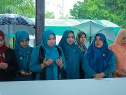 Peringatan Hari Ibu: TP-PKK Aceh dan Aceh Barat Ziarah ke Makam Pocut Baren Peringatan Hari Ibu: TP-PKK Aceh dan Aceh Barat Ziarah ke Makam Pocut Baren