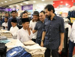 Mualem Boyong 120 Anak Yatim Belanja Baju