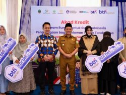 Wakil Gubernur Fadhlullah Hadiri Akad Massal Program Rumah untuk Guru Indonesia di Aceh Wakil Gubernur Fadhlullah Hadiri Akad Massal Program Rumah untuk Guru Indonesia di Aceh