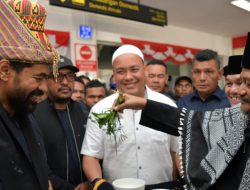 Pulau di Singkil Kembali ke Pangkuan Aceh, Mualem Disambut Meriah Setibanya di Bandara Sultan Iskandar Muda