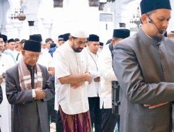 Mualem Shalat Idul Adha di Masjid Raya Baiturrahman Bersama Istri