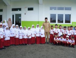 Hari Pertama Sekolah, Bupati Aceh Barat Antar Anak dan Disambut Hangat Dewan Guru