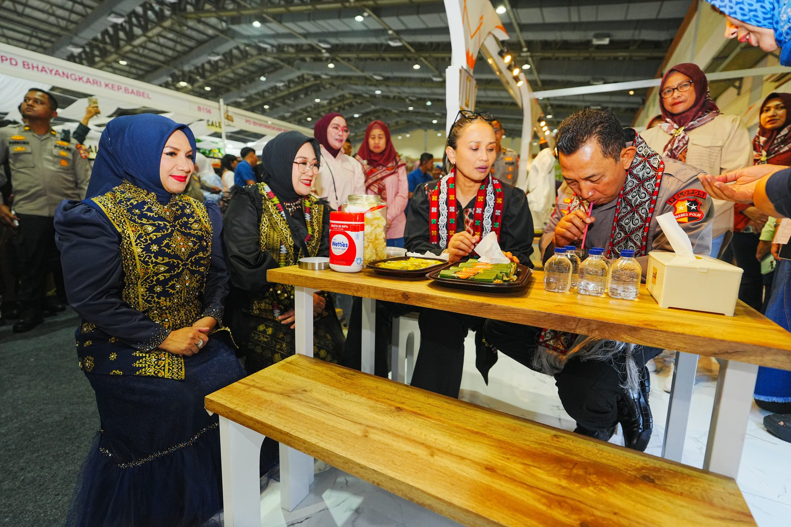 Kapolri Nikmati “Kupi Khop” di Stan Bhayangkari Aceh
