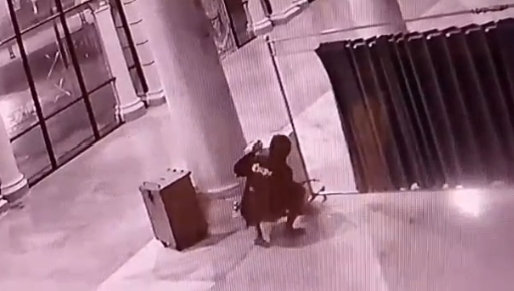 Aksi Maling Bongkar Kotak Amal di Masjid Lapang Johan Pahlawan, Terekam CCTV