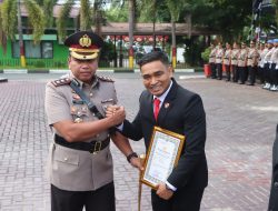 Hari Juang Polri 2025, Kapolres Aceh Barat Berikan Penghargaan ke Personel Berprestasi