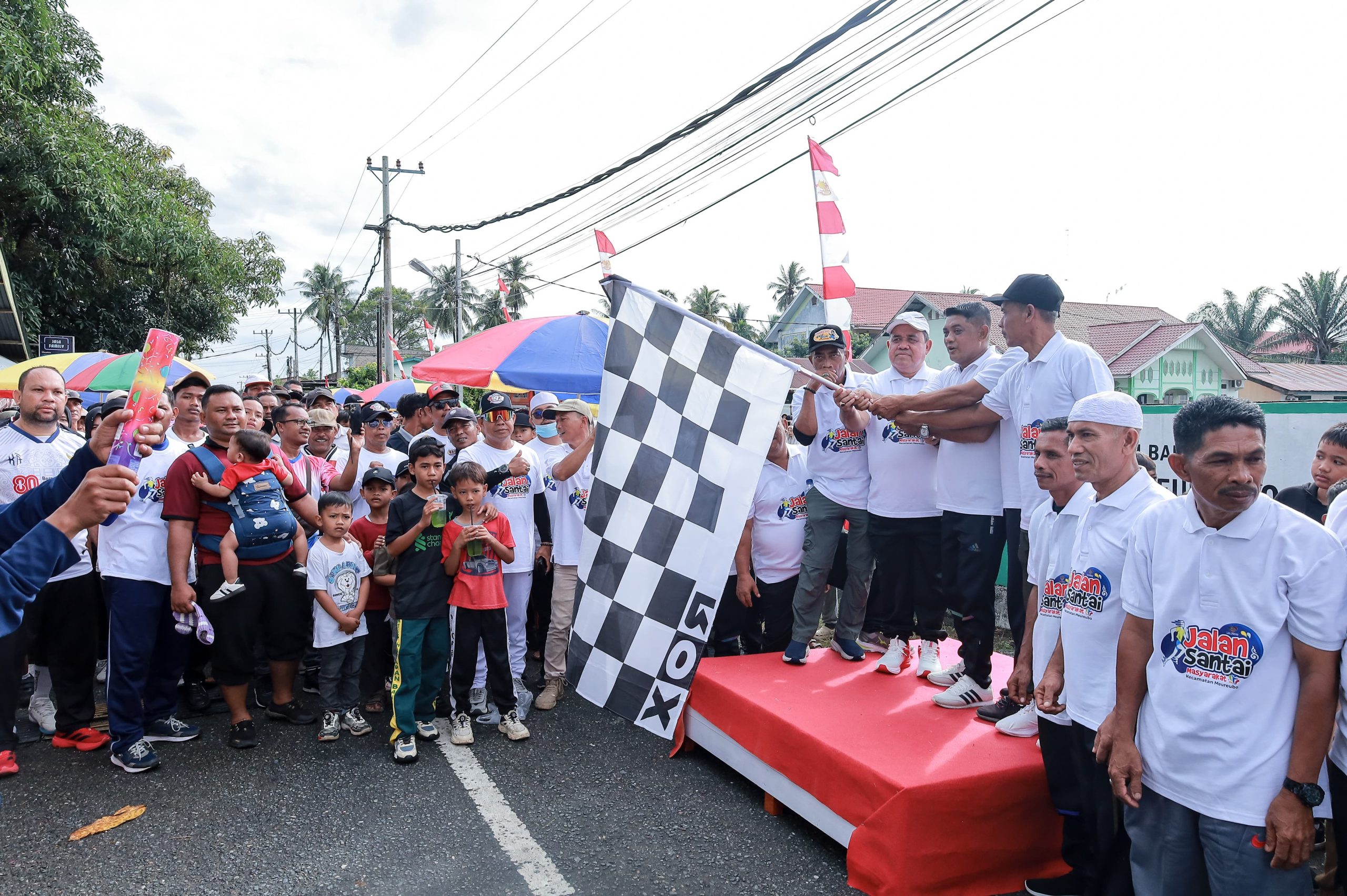 Masyarakat Meureubo Antusias Ikut Jalan Santai Dan Bazar UMKM