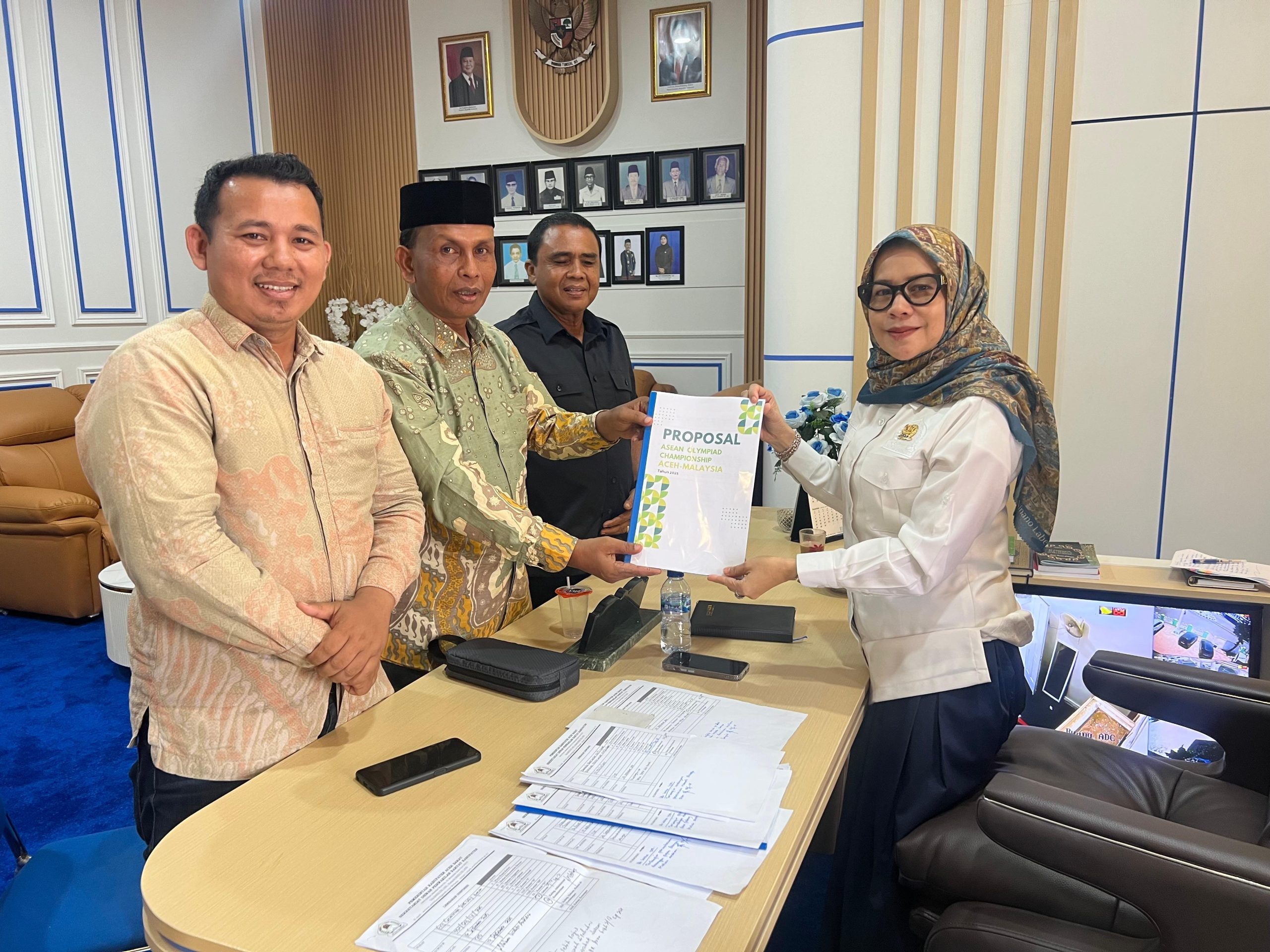 Ketua DPRK Aceh Barat Support 12 Siswa Yang Ikut Olympiade Asean di Malaysia