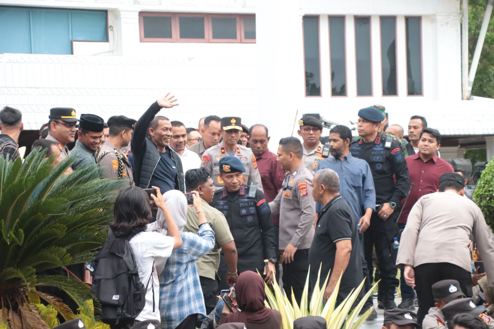 Kapolda Aceh Ikut Hadir Ditengah Aksi Massa Demo