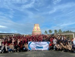 Mahasiswa Sosiologi UTU Gelar Aksi Kutip Sampah di Pantai Meulaboh