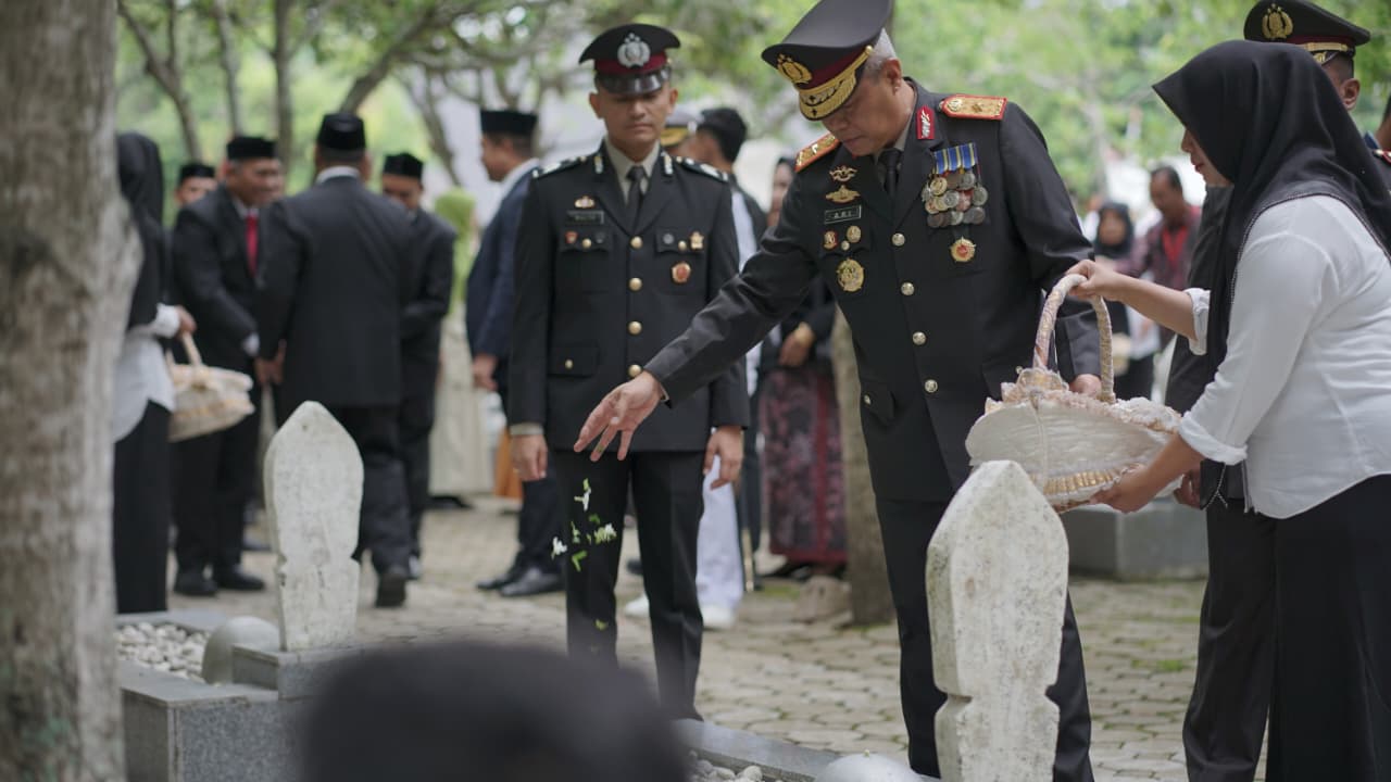 Wakapolda Aceh Hadiri Upacara Ziarah Nasional Hari Pahlawan di TMP
