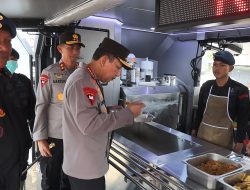Kapolri Cicipi Makanan Dapur Umum Korban Banjir Aceh Tamiang, Pastikan Pengungsi Santap Makanan Bergizi