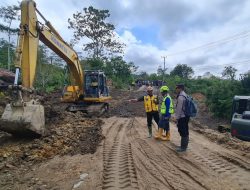 Polres Lhokseumawe Amankan Perbaikan Jalan Di Lintas KKA Bener Meriah KM 32