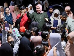 Istri Gubernur Aceh Disambut Riang Anak-anak di Posko Pengungsian