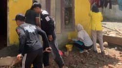 Mahasiswa PKM UTU Bersihkan Rumah Warga Terdampar Banjir di Jambak