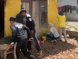 Mahasiswa PKM UTU Bersihkan Rumah Warga Terdampar Banjir di Jambak