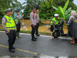 Luapan Krueng Tadu Rendam Jalan Nasional, Polisi Atur Lalu Lintas di Nagan Raya