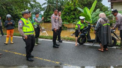 Luapan Krueng Tadu Rendam Jalan Nasional, Polisi Atur Lalu Lintas di Nagan Raya