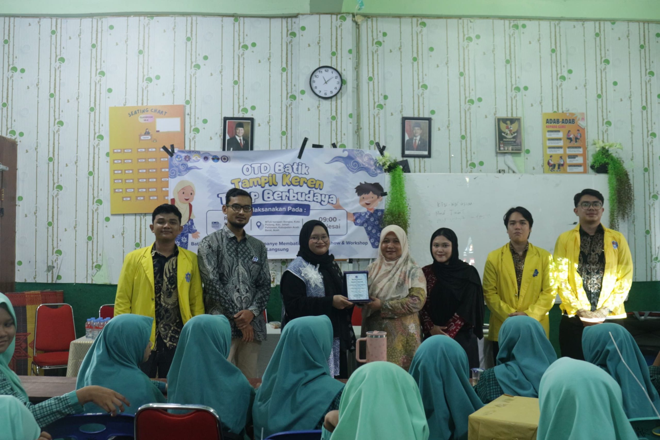 Mahasiswa ILKOM UTU Dorong Literasi Digital Siswa Lewat Kreativitas Konten Berbasis Batik