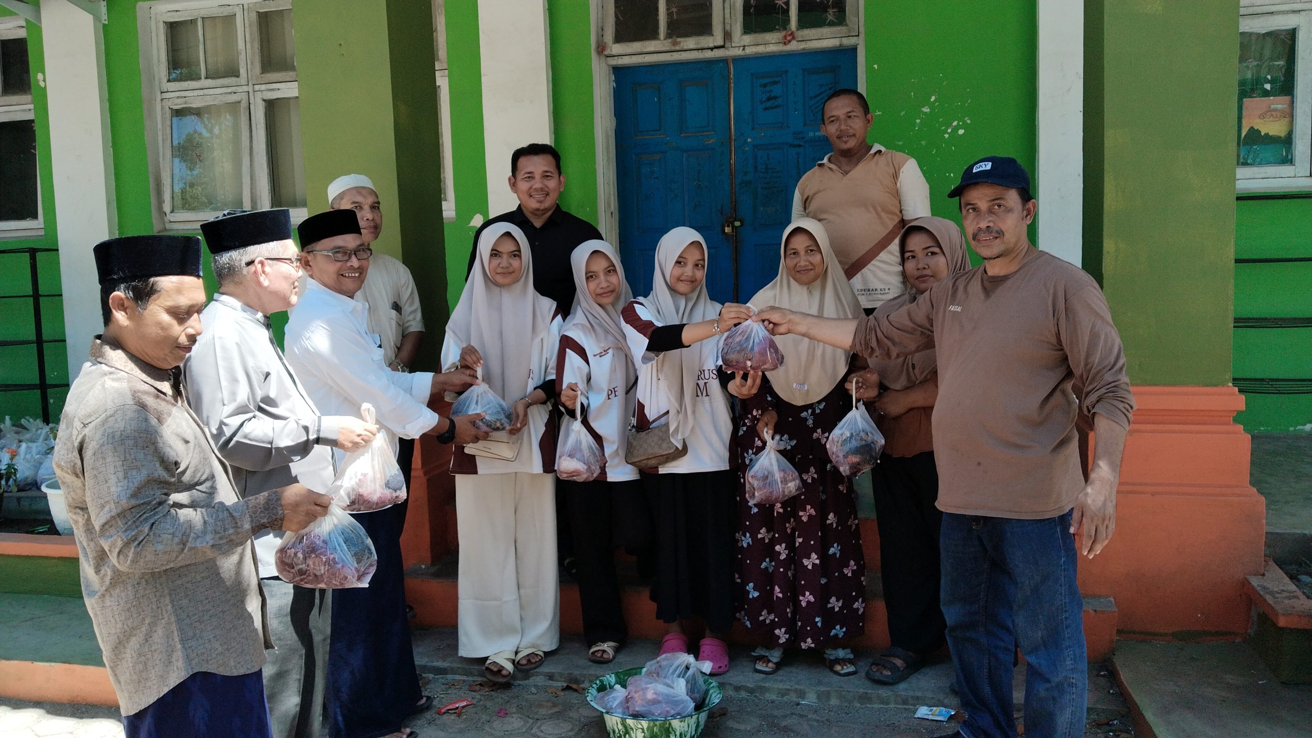 MAN 1 Aceh Barat Sembelih 8 Hewan Qurban, Bagikan 250 Paket Daging untuk Siswa Yatim dan Warga Kurang Mampu