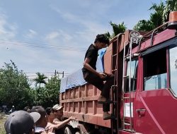 Warga dan Mahasiswa Hadang Truk PT SCY Pengangkut Limbah FABA PLTU 3 dan 4 di Aceh Barat