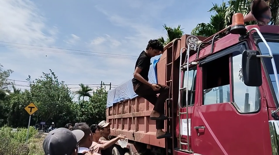 Warga dan Mahasiswa Hadang Truk PT SCY Pengangkut Limbah FABA PLTU 3 dan 4 di Aceh Barat