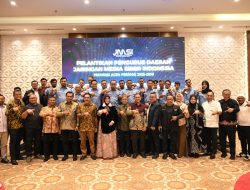 Gubernur Aceh dan Sejumlah Pejabat Terima Penghargaan JMSI Aceh