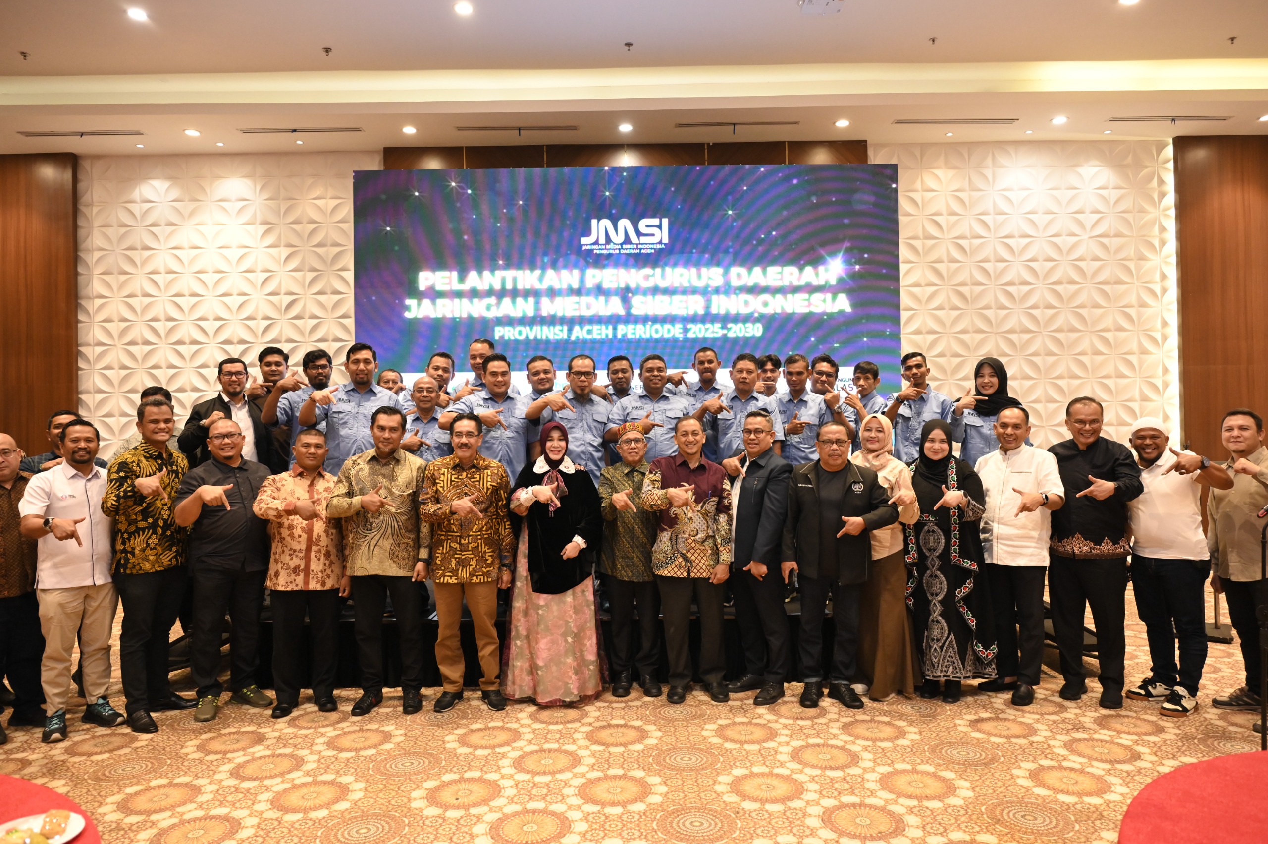 Gubernur Aceh dan Sejumlah Pejabat Terima Penghargaan JMSI Aceh Gubernur Aceh dan Sejumlah Pejabat Terima Penghargaan JMSI Aceh
