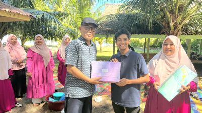 Keluarga Besar MTsS HBS Meulaboh Gelar Family Gathering di Pantai Lhok Bubon