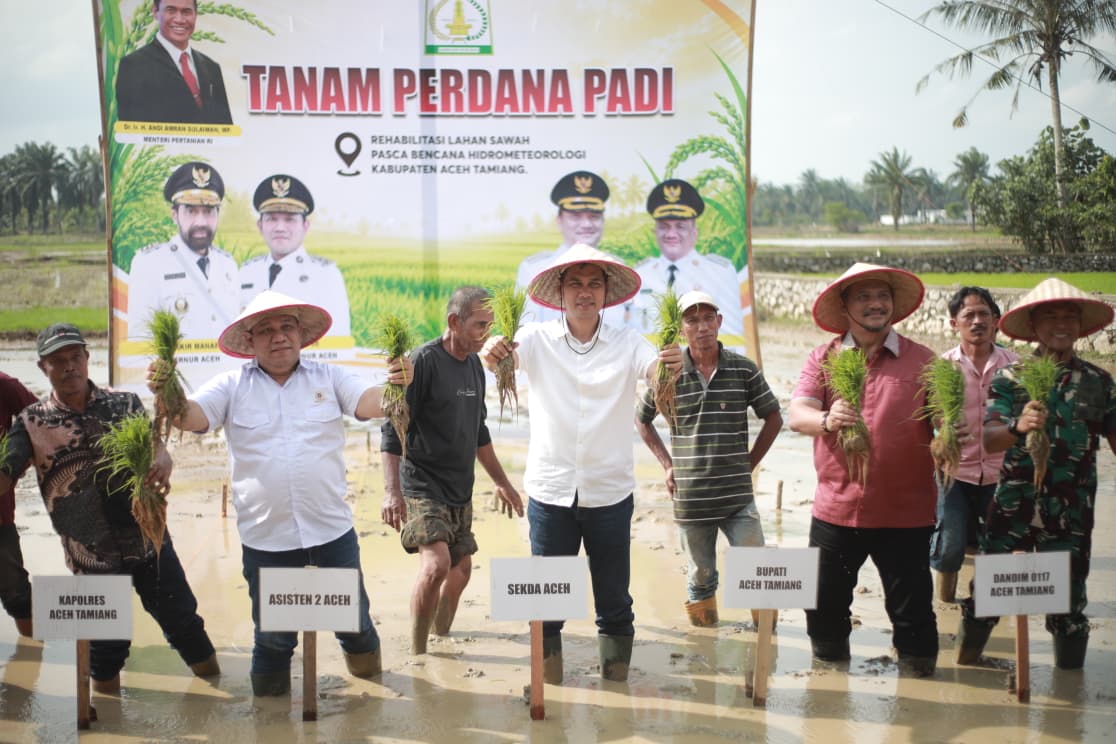 Pimpin Tanam Padi Perdana Pascabencana, Sekda Aceh: Stabilitas Pangan Harus Tetap Aman Pimpin Tanam Padi Perdana Pascabencana, Sekda Aceh: Stabilitas Pangan Harus Tetap Aman