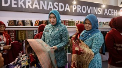 Ketua Dekranasda Aceh Tinjau Stand Pameran Kriya dan Wastra pada HUT Dekranas ke-46