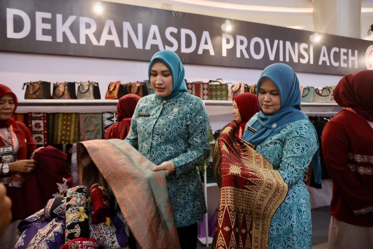 Ketua Dekranasda Aceh Tinjau Stand Pameran Kriya dan Wastra pada HUT Dekranas ke-46