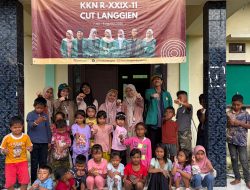 Mahasiswa KKN USK Ajarkan Anak-anak Gampong Cut Langgien Membuat Gelang Manik-Manik