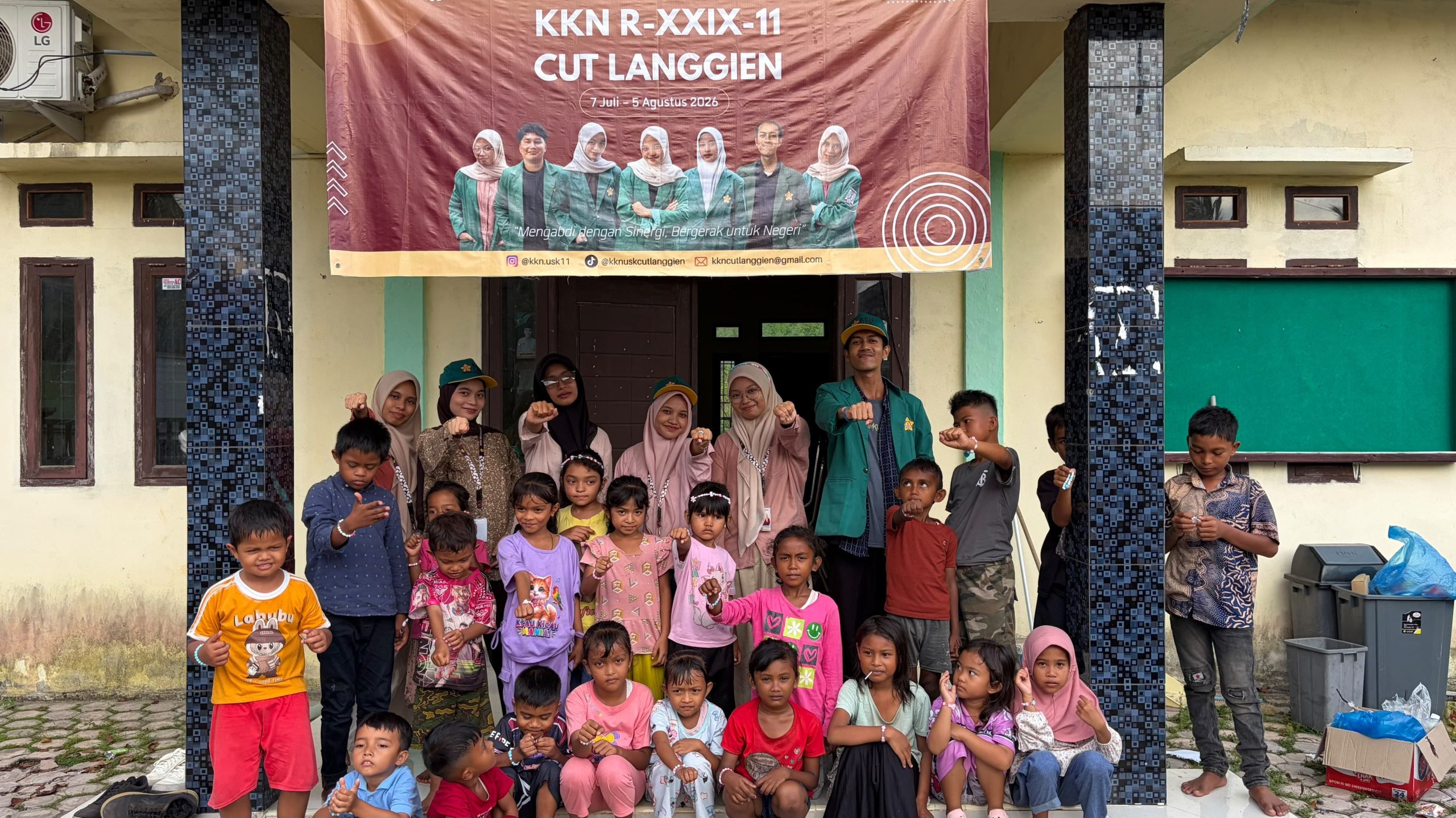 Mahasiswa KKN USK Ajarkan Anak-anak Gampong Cut Langgien Membuat Gelang Manik-Manik Mahasiswa KKN USK Ajarkan Anak-anak Gampong Cut Langgien Membuat Gelang Manik-Manik