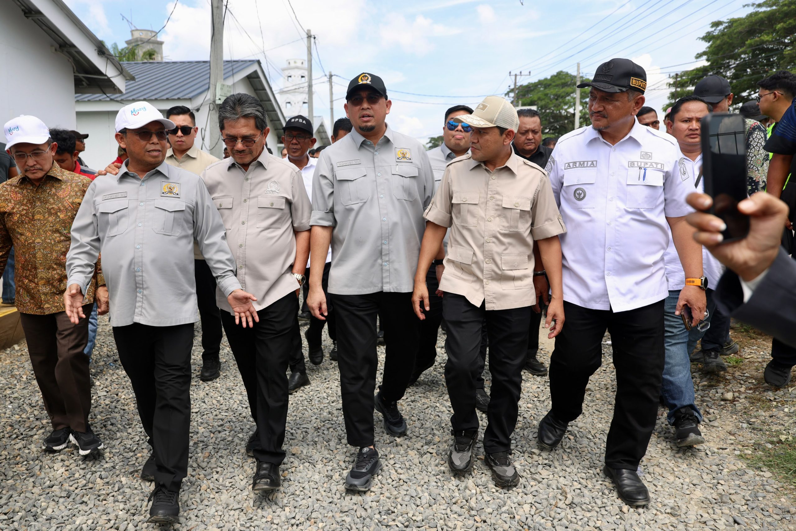 Wagub Aceh dan Komisi VI DPR RI Tinjau Huntara di Aceh Tamiang, BUMN Karya Diminta Percepat Rehabilitasi Wagub Aceh dan Komisi VI DPR RI Tinjau Huntara di Aceh Tamiang, BUMN Karya Diminta Percepat Rehabilitasi
