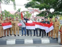 Pemkab Aceh Barat Bagikan 2.225 Bendera Merah Putih kepada Masyarakat