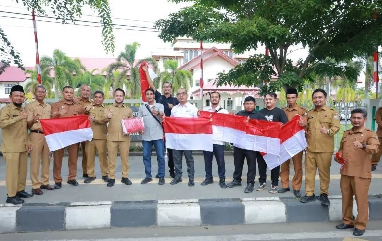 Pemkab Aceh Barat Bagikan 2.225 Bendera Merah Putih kepada Masyarakat